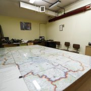 pomieszczenie dowodzenia z mapa wojewodztwa